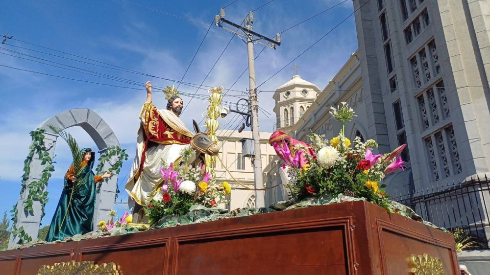 La imagen de Jesús en la entrada triunfal en el centro de San Salvador. / Jessica Guzmán.