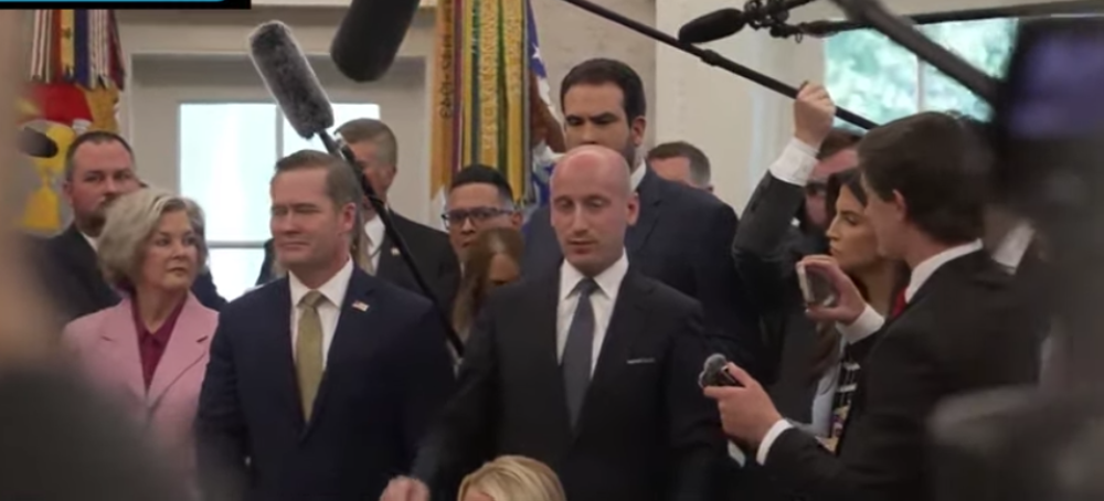 En la reunión Trump-Bukele, en la Casa Blanca, Stephen Miller se encontraba atrás del secretario de Estado de Estados Unidos, Marco Rubio. / EFE.
