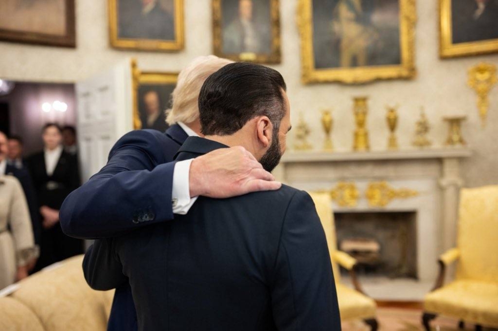 Al finalizar la reunión, Bukele publicó esta fotografía con la descripción: u0027Amigosu0027 en sus redes sociales. / Tomada de @nayibbukele. 