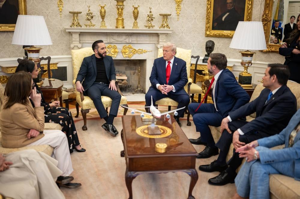 A la reunión asistieron la secretaria de Comunicaciones de la Presidencia, Sofía Medina; la canciller salvadoreña, Alexandra Hill, y la embajadora de El Salvador en Estados Unidos, Milena Mayorga, quienes fueron ubicados a un costado de Bukele. / The White House.