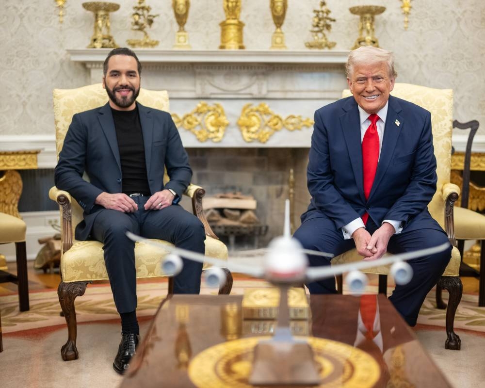 Fotografía oficial de la reunión de Nayib Bukele y Donald Trump en la oficina Oval de la Casa Blanca. / The White House. 