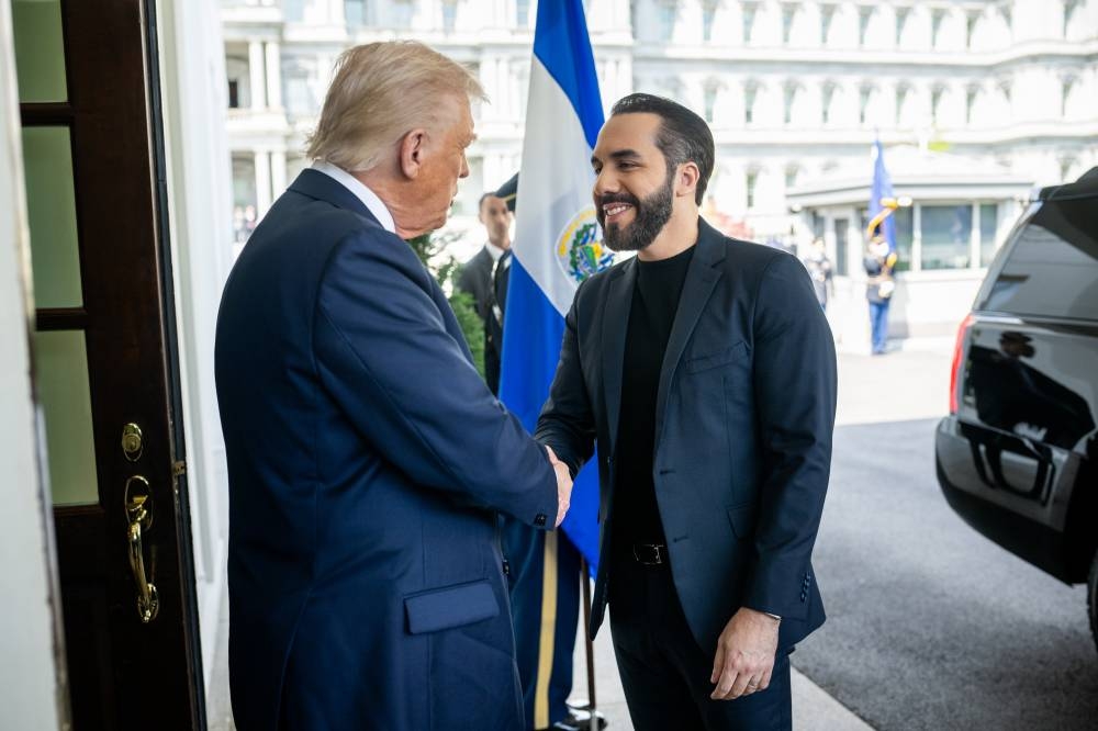 Bukele fue recibido por el presidente Trump en la puerta de la Casa Blanca. / The White House.