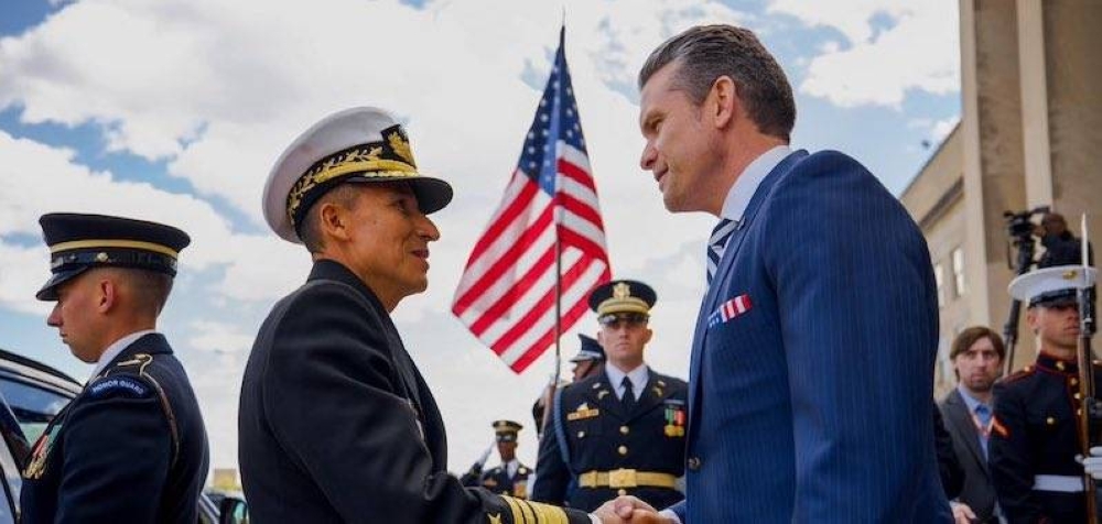 El ministro de Defensa, René Francis Merino, junto al secretario de Defensa de EEUU, Pete Hegseth. / Casa Presidencial.