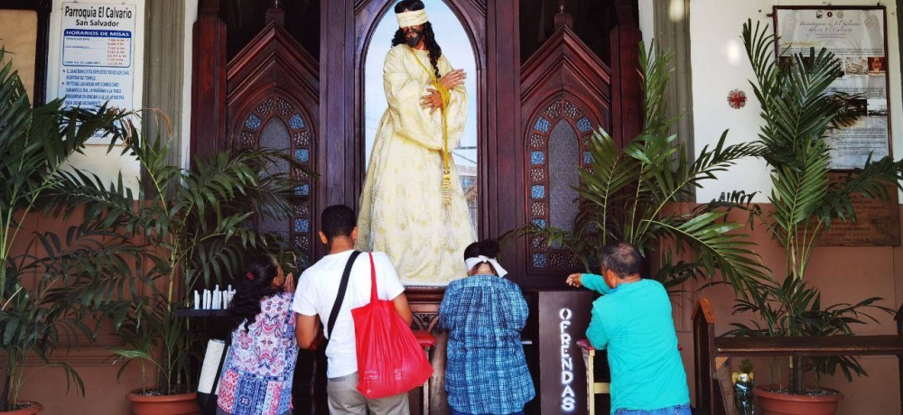 El recorrido termina ante la imagen de Jesús cautivo en la entrada del Calvario para hacer oración. / Uveli Alemán. 