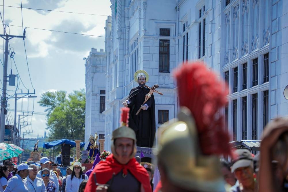 Viacrucis en el centro histórico de San Salvador. /@alcaldia_ss