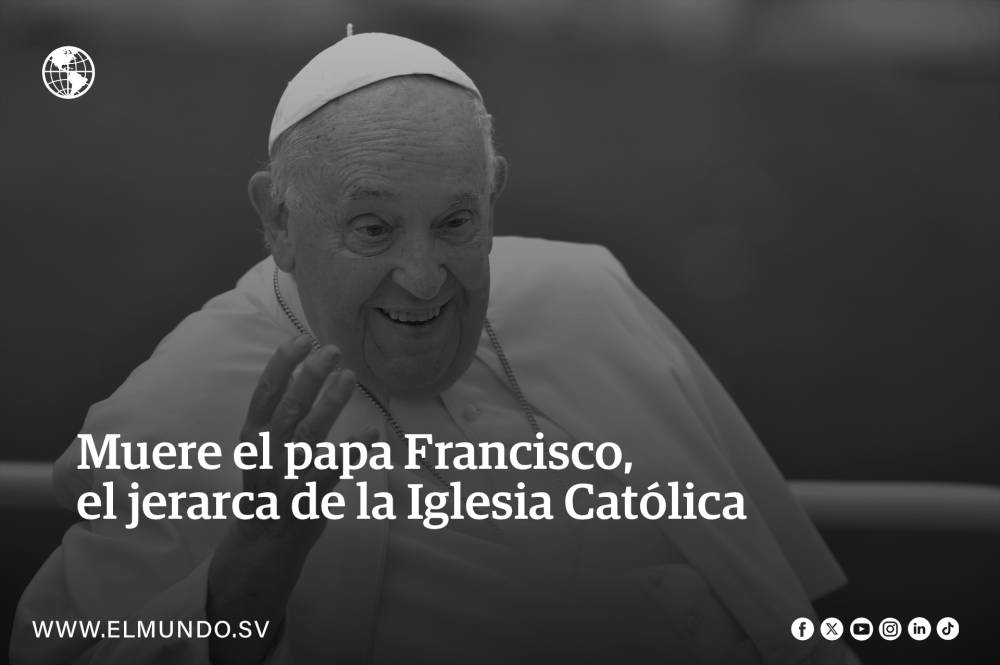 El Papa Francisco se cambia el solideo durante la audiencia general semanal en el Aula Pablo VI del Vaticano el 3 de enero de 2024. /AFP