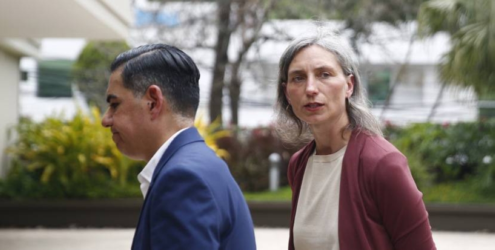 Los congresistas demócratas estadounidenses Robert García y Maxine Dexter exigen la liberación del salvadoreño Kilmar Ábrego, prisionero en El Salvador luego de ser deportado desde Estados Unidos pese a una orden judicial. EFE/ Rodrigo Sura