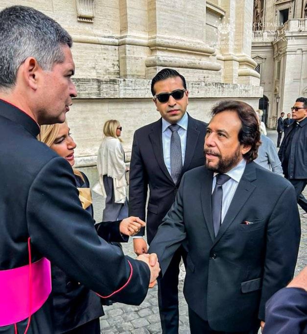 El jefe de Protocolo de la Santa Sede, monseñor Javier Fernández, recibe al vicepresidente. / Secretaría de Prensa Presidencia.