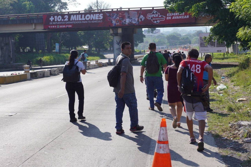 Los transportistas alertaron del cierre de la carretera Panamericana a la terminal de occidente pasadas la 1:30 p.m. /Francisco Valle 