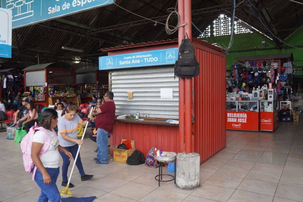 La incertidumbre se mantenía en la terminal de occidente la tarde de este lunes, debido a que por los cierres desconocían si habría o no transporte. / Francisco Valle.
