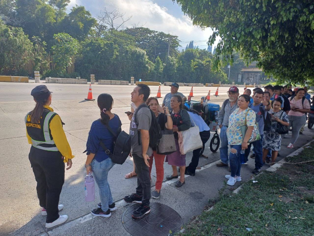 Personas esperaban ser transportados por inspectores del VMT hacia la zona de Los Chorros. / Francisco Valle.