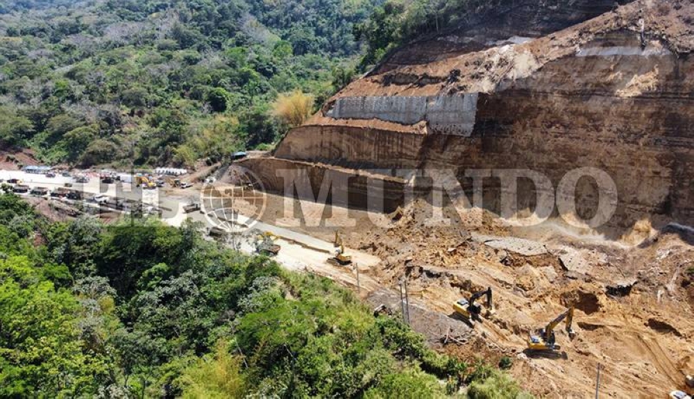La montaña que ha cedido está al lado derecho, antes de llegar a la exbáscula, al bajar por la carretera desde Santa Tecla. / Francisco Valle.