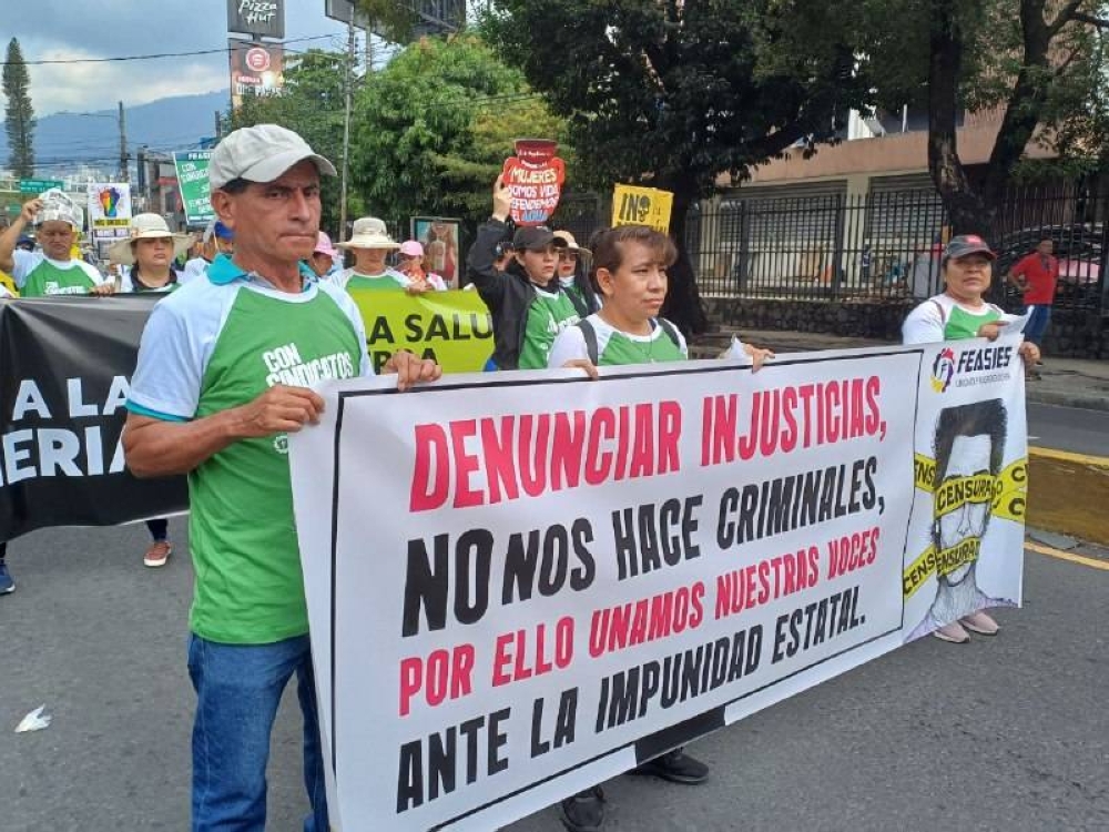 Organizaciones sociales marcharon con exigencias en este Día del Trabajo/ Foto Francisco Valle.