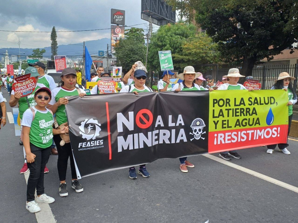 Una manta de FEASIES por el agua y contra la minería. / Francisco Valle.
