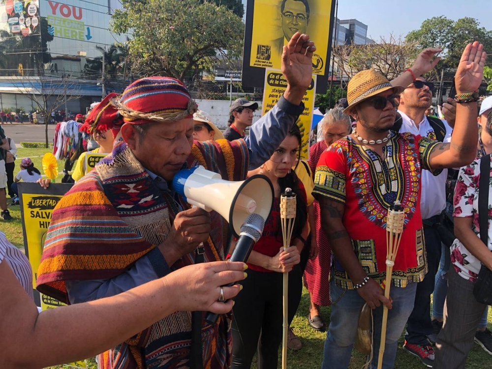 Movimientos indígenas al iniciar la marcha en la plaza Salvador del Mundo. / F. Valle.