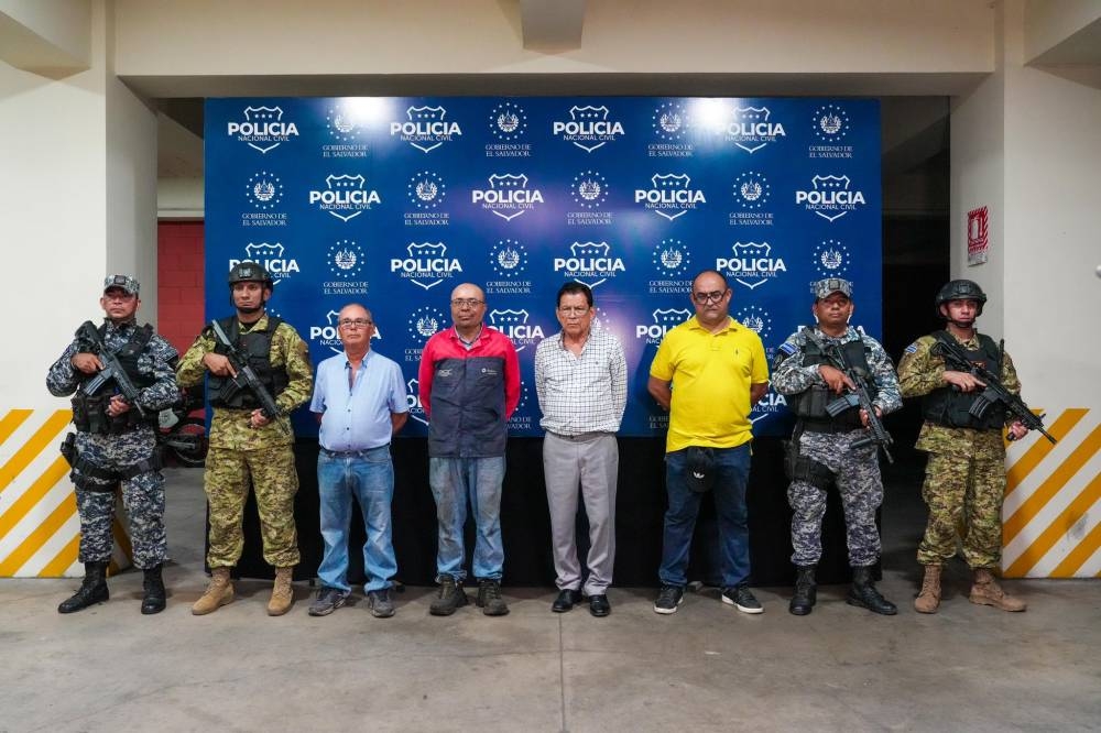 Empresarios de transporte de Soyapango y Apopa arrestados el 6 de mayo, según la PNC, por sacar tarde las unidades, cobrar el pasaje o no hacer paradas respectivas. / PNC.