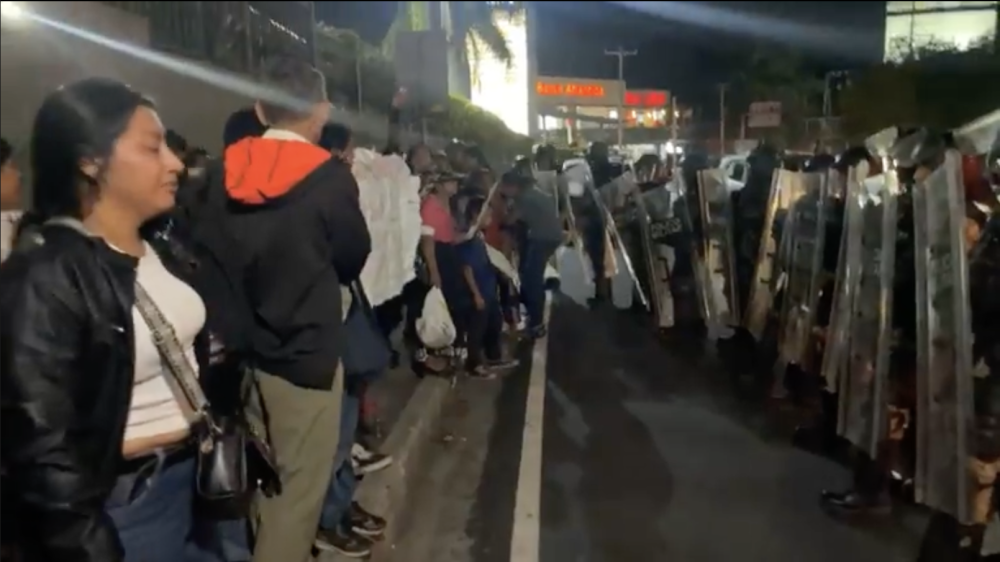 Tras la detención de los miembros de la comunidad El Bosque, la policía desplegó a 'la policía militar' para alejar a los manifestantes. /Cortesía Bálsamo Radio TV.