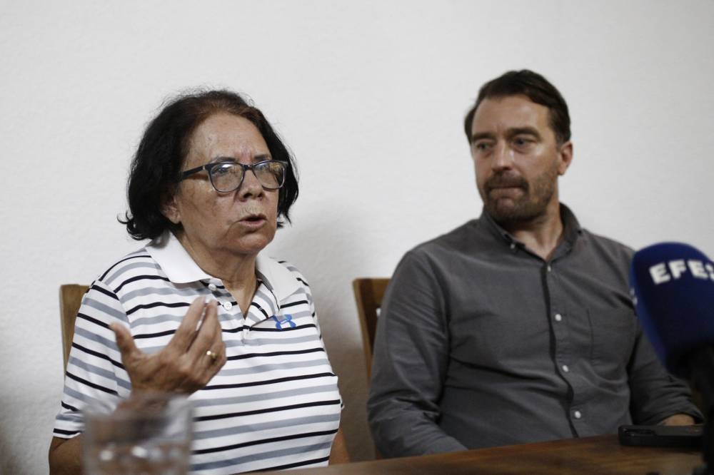 La madre y el esposo de Ruth López llegaron ayer a la Subdirección de Investigaciones, pero no les permitieron verla. Llegaron acompañados de dos abogadas de Cristosal. / Verónica Crespín.