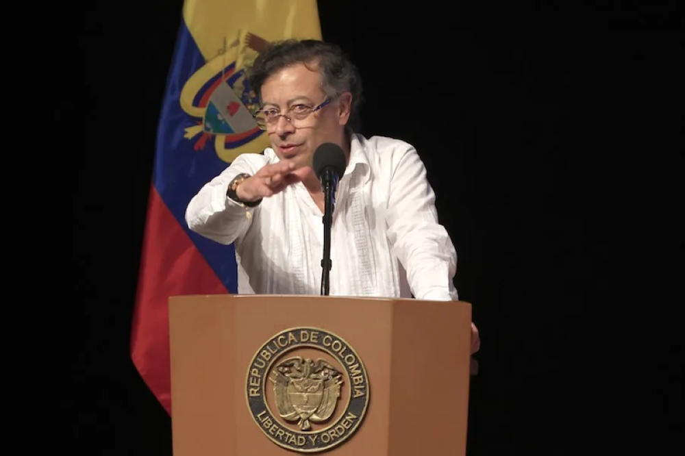 El senador y analista político colombiano Ariel Ávila hablando en entrevista con EFE en Bogotá. Con la mirada aguda de quien pasó de analizar el poder a ejercerlo, Ávila navega entre la crítica y la empatía al hablar del presidente colombiano, Gustavo Petro: 'Le ha ido muy mal gobernando, pero además no lo han dejado', dice en una entrevista con EFE desde el Congreso. EFE