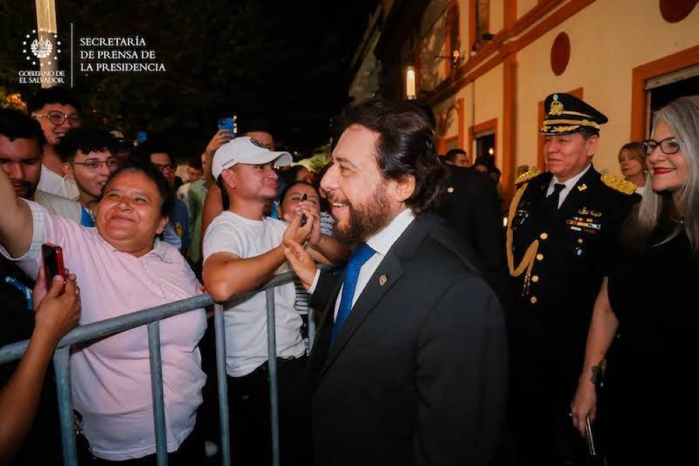 El vicepresidente salvadoreño, Félix Ulloa, y su hija. / Prensa Presidencia.