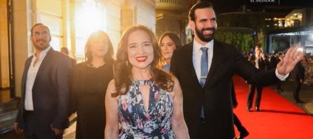 Olga de Bukele, madre del presidente Bukele, acompañada de Ibrajim y Karim Bukele. / Prensa Presidencia.