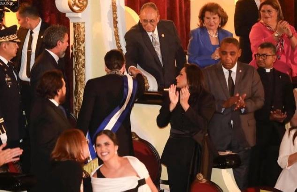 El presidente Nayib Bukele saluda a José Roberto Rodríguez Trabanino, padre de la primera dama Gabriela de Bukele. / Prensa Presidencia.