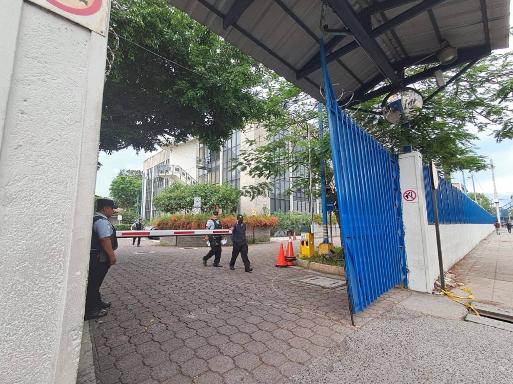 Los custodios del Centro Judicial no permitieron el ingreso de periodistas al lugar después de las 5:00 de la tarde. / Dania Quelh.