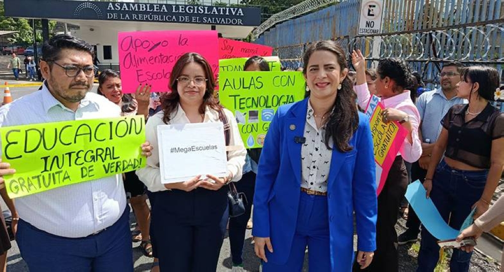 Militantes de Vamos y padres de familia acompañaron a la diputada Claudia Ortiz en la presentación del proyecto de ley. / Verónica Crespín.