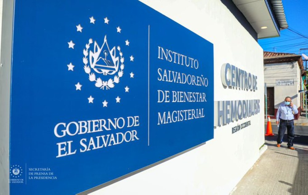 Bienestar Magisterial es una entidad estatal en donde cotizan los maestros del sistema público para prestaciones de salud. / @SecPrensaSV.