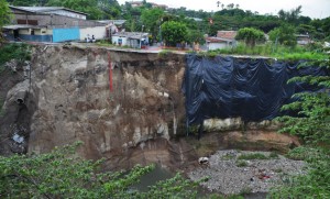 LLUVIAS-Daños-Muro-Comunidad-LA-ISLA-I-San-Salvador