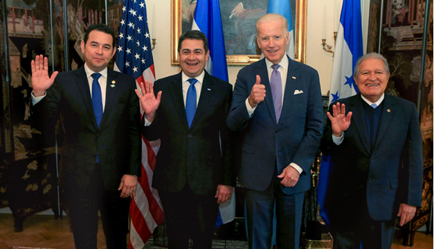 De izquierda a derecha , presidente Jimmy Morales de Guatemala, Juan Orlando Hernández de Honduras, el vicepresidente de los Estados Unidos, Joseph Biden, y el mandatario salvadoreño, Salvador Sánchez Ceren. EFE