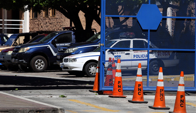 Entrada de la Subdirección de Tránsito Terrestre, donde se encuentran detenidos los cuatro militares