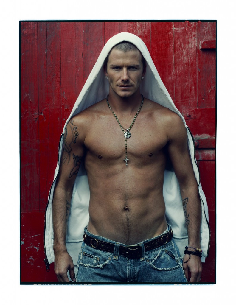GRA449.- LONDRES, 10/03/16.- Foto del exfutbolista David Beckham, tomada por Annie Leibovitz en Toledo (España) en 2004, que ha sido subastada hoy en Londres por 15.000 libras con fines benéficos. Se han subastado 27 imágenes de prestigiosos fotógrafos que, en conjunto, narran la vida de Beckham. EFE/Annie Leibovitz/NO VENTAS/USO EXCLUSIVO PARA INFORMAR SOBRE LA SUBASTA