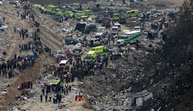 Autoridades y cuerpos de emergencia acudieron a la zona del derrumbe en un relleno sanitario. Fotografía: Agencia EFE