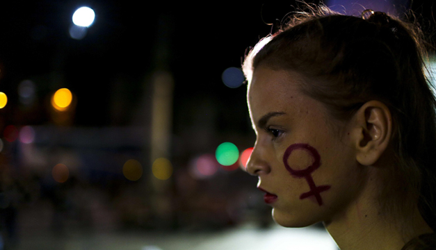 Foto de una manifestante por el caso de violación. Agencia EFE