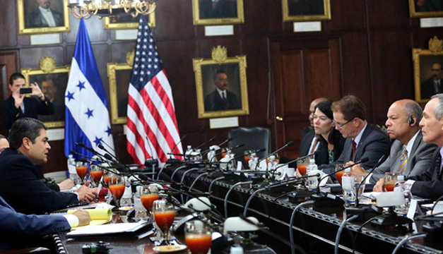 Reunión que sostuvo el presidente hondureño, Juan Orlando Hernández (2i) con el embajador de Estados Unidos en Tegucigalpa, James Nealon (3d), y con el secretario de Seguridad Nacional de Estados Unidos, Jeh Johnson. EFE