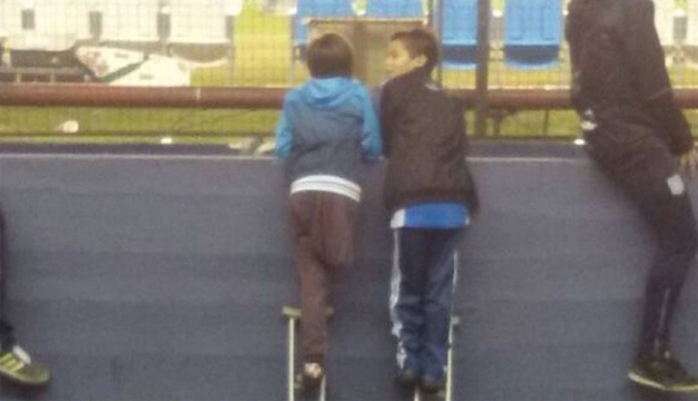 Fotografía del momento en que ambos niños ven el partido.