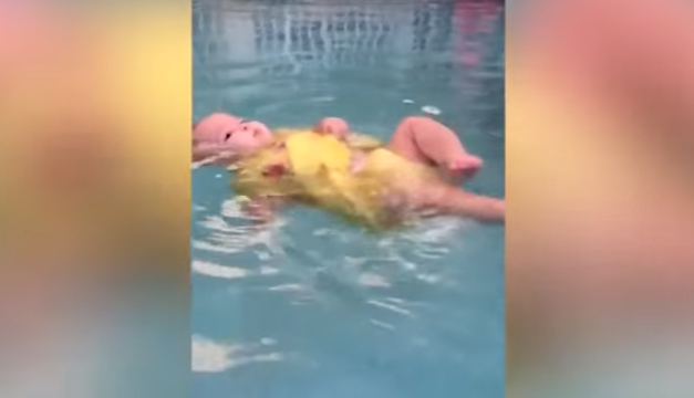 bebe en piscina