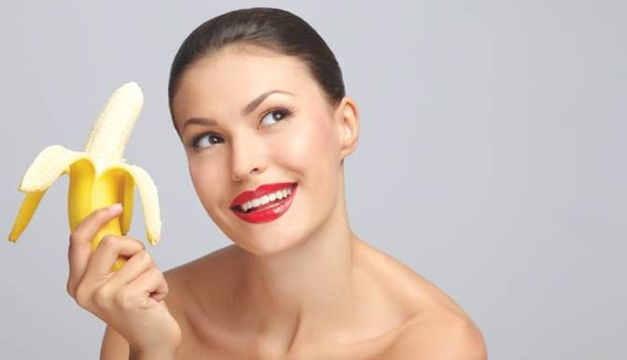 mujer con banana