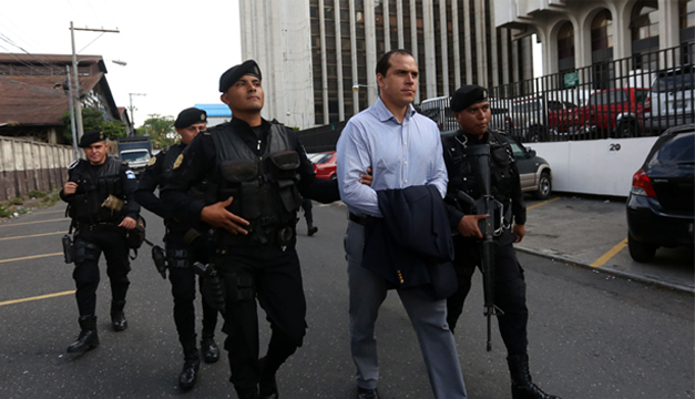 El exfutbolista y exministro de Cultura y Deportes de Guatemala, Dwight Pezzarossi, uno de los capturados. Fotografía: Agencia EFE