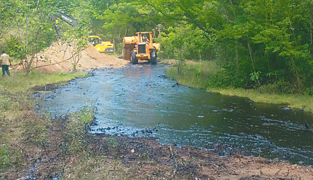 Derrame-de-melaza-sobre-rio-Las-Canas