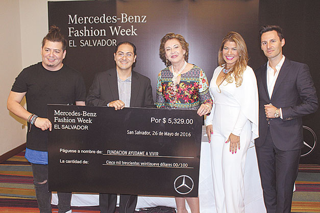 Entrega-cheque-a-fundacion-ayudame-a-vivir
