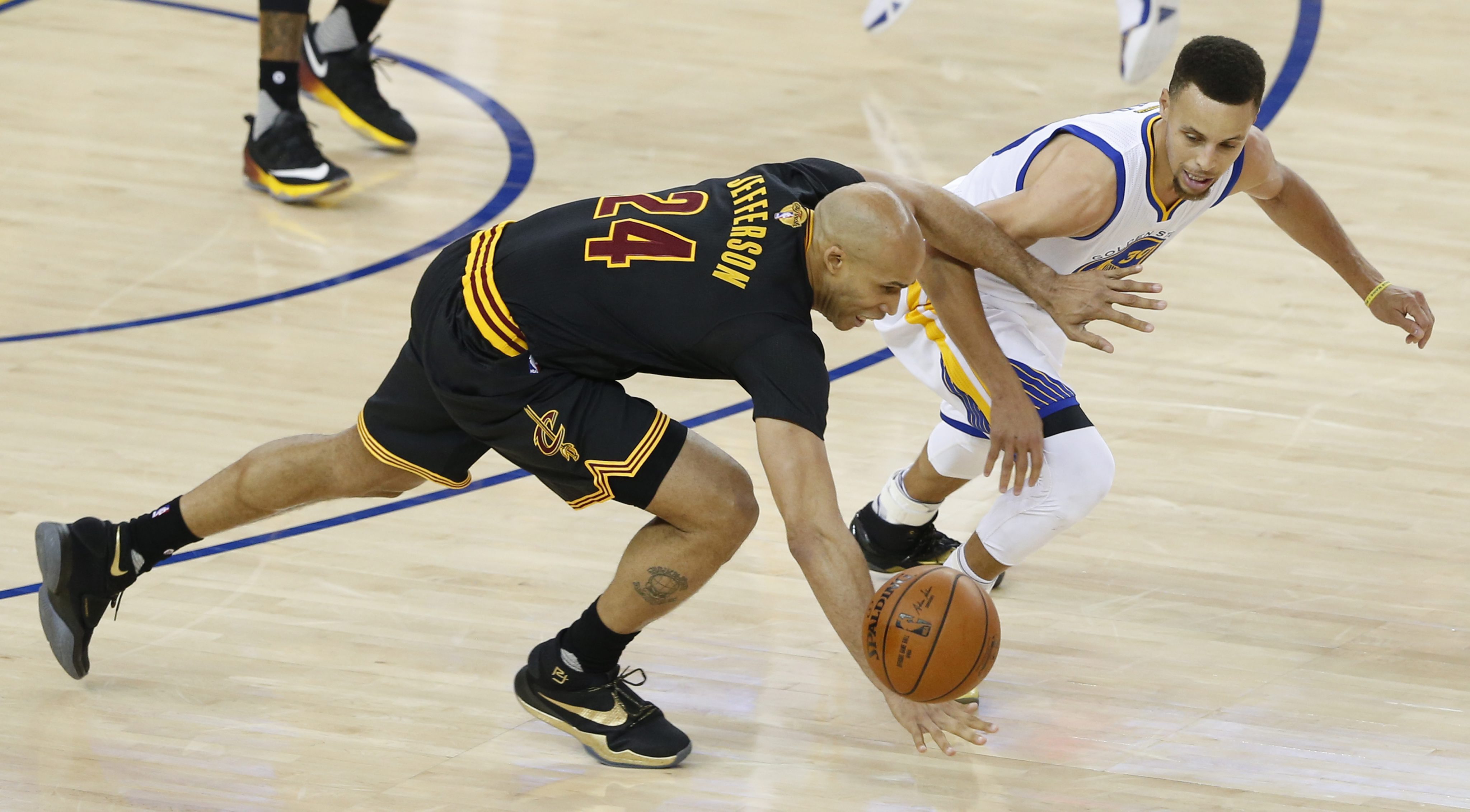 LWS115. Oakland (United States), 19/06/2016.- Cleveland Cavaliers' forward Richard Jefferson (L) goes for a loose ball against Golden State Warriors' guard Stephen Curry (R) during the first half of the NBA Finals game seven between Cleveland Cavaliers and Golden State Warriors at the Oracle Arena in Oakland, California, USA, 19 June 2016. (Baloncesto, Estados Unidos) EFE/EPA/JOHN G. MABANGLO CORBIS OUT
