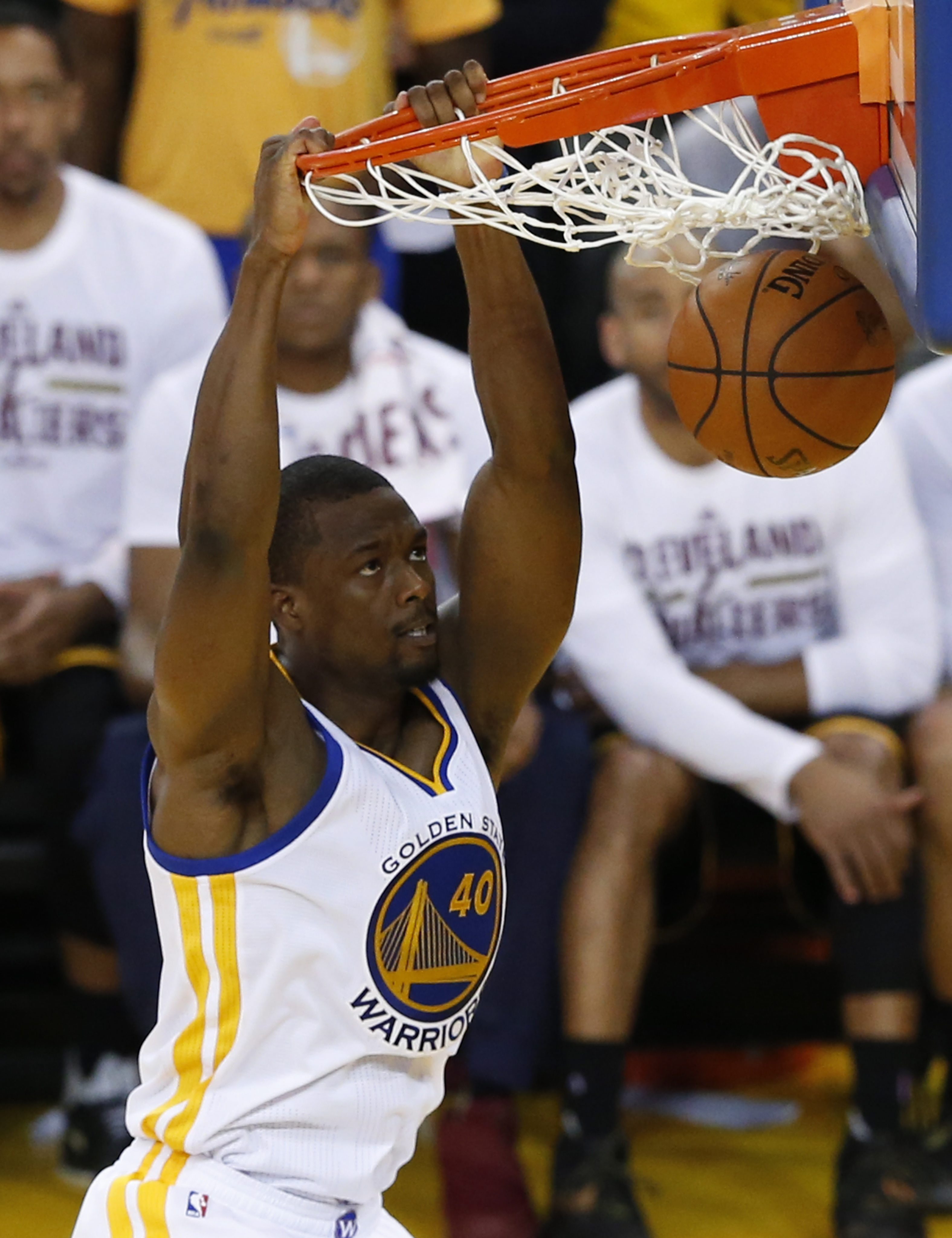 LWS169. Oakland (United States), 19/06/2016.- Golden State Warriors player Harrison Barnes dunks the ball against the Cleveland Cavaliers in the second half of their NBA Finals game seven at Oracle Arena in Oakland, California, USA, 19 June 2016. (Baloncesto, Estados Unidos) EFE/EPA/JOHN G. MABANGLO CORBIS OUT
