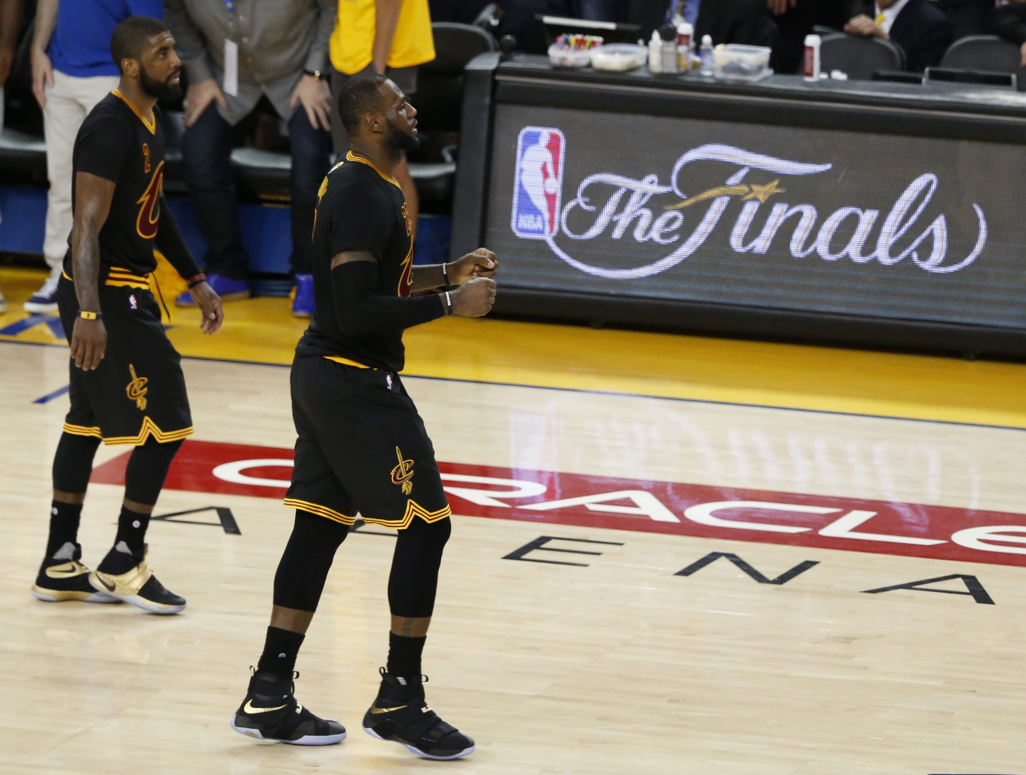 LWS192. Oakland (United States), 19/06/2016.- Cleveland Cavaliers player LeBron James and Kyrie Irving (L) walk across the court in a timeout against the Golden State Warriors in the second half of their NBA Finals game seven at Oracle Arena in Oakland, California, USA, 19 June 2016. (Baloncesto, Estados Unidos) EFE/EPA/JOHN G. MABANGLO CORBIS OUT