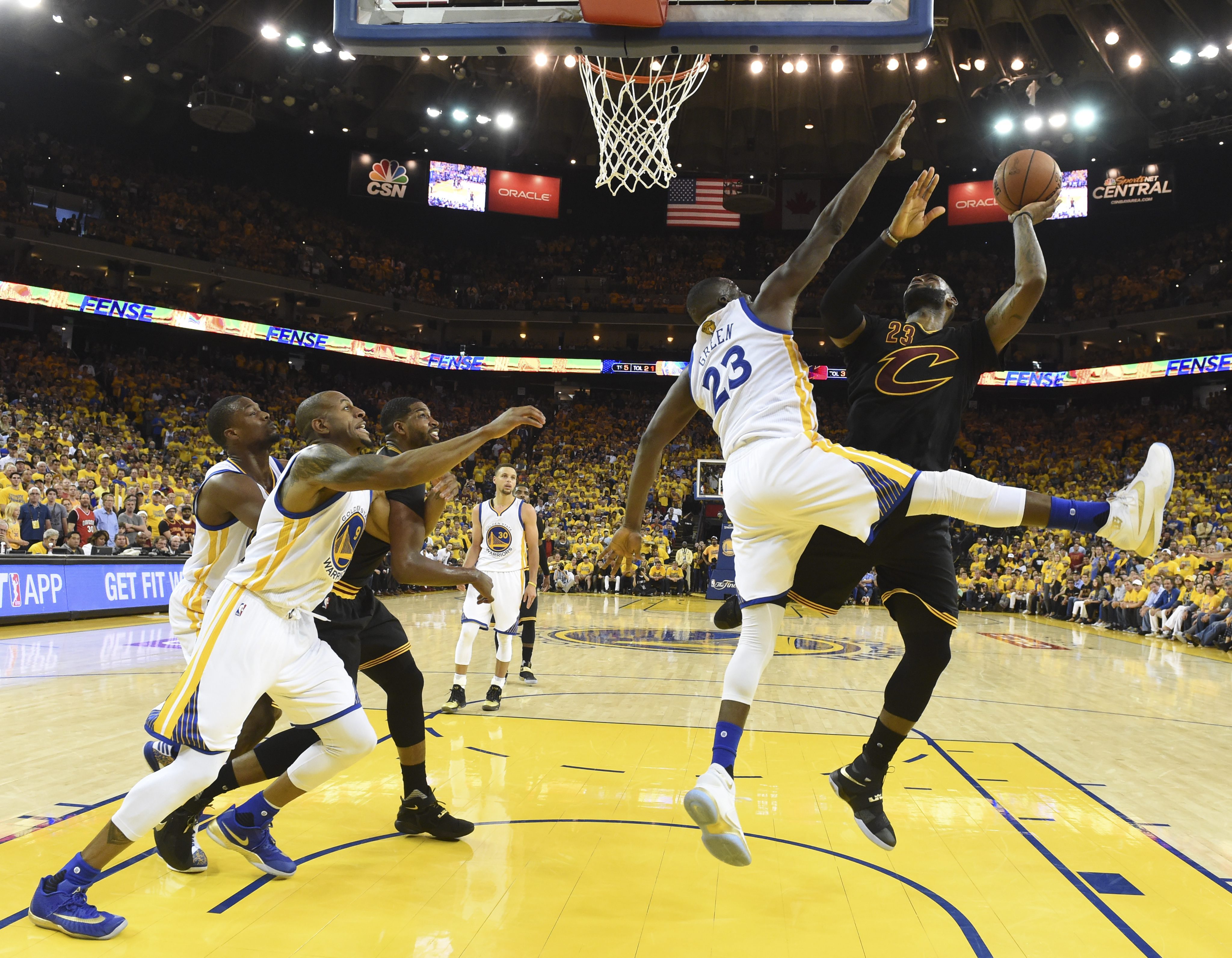 JGM10. Oakland (United States), 20/06/2016.- Cleveland Cavaliers forward LeBron James (R) shoots as Golden State Warriors forward Draymond Green (C) defends during their NBA Finals game seven at Oracle Arena in Oakland, California, USA, 19 June 2016. (Baloncesto, Estados Unidos) EFE/EPA/BOB DONNAN/POOL CORBIS OUT