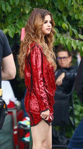 selena-gomez-vestido-rojo-4 (1)
