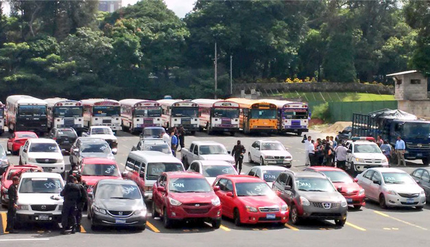 Cantidad de vehículos, buses y microbuses decomisados. Foto: Oscar Machón/DEM