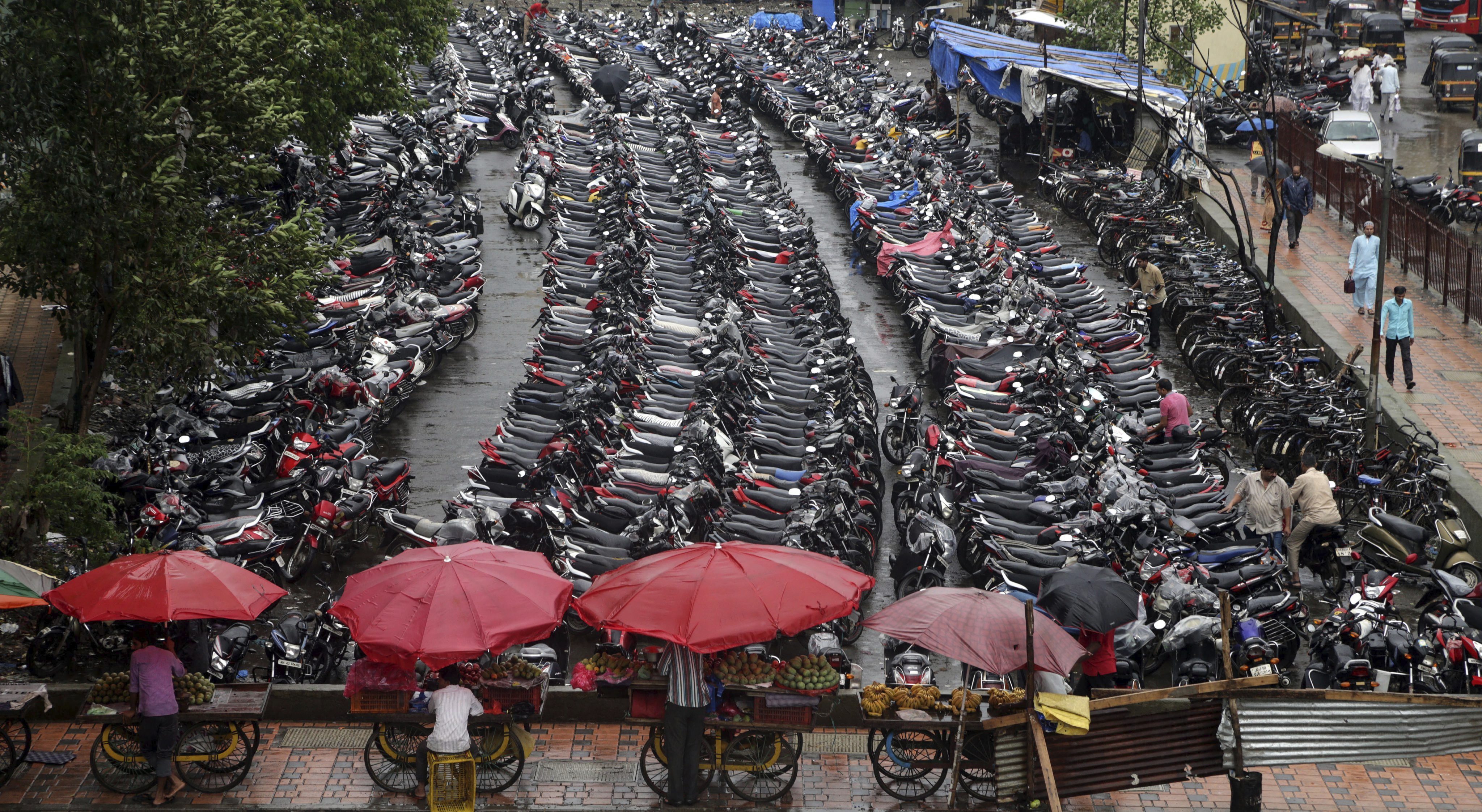 BOM02 BOMBAY (INDIA), 11/07/2016.- Un aparcamiento de motocicletas afuera de la estación de tren de Mira, cerca de Bombay, India, hoy 11 de julio de 2016. La población actual de la India en el año 2016 es de 1.211 millones de habitantes y cuenta con una media de crecimiento demográfico anual del 1,64 %. Según la Fundación India para la Población (PFI) India superará a China para el 2020. Las Naciones Unidas (ONU) celebran cada 11 de julio el Día Mundial de la Población. EFE/Divyakant Solanki