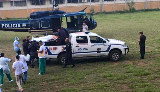 Fotografía: Archivo DEM. Momento del traslado del agente herido.